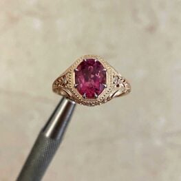 Vernier Ring with the shoulders adorned with openwork filigree and round brilliant cut diamonds