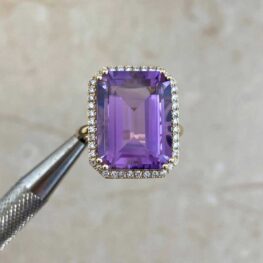 Manorville Ring with a mounting handcrafted in 18k yellow gold